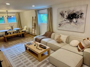 Smart-TV, Kamin, Videospiele, Bücher