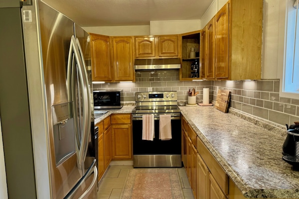 Refrigerador, microondas, horno y parrilla de estufa