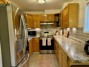 冷蔵庫、電子レンジ、オーブン、コンロ