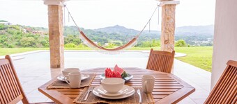 Luxurious home with stunning mountain views in Costa Rica's Central Valley!