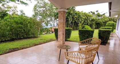Luxurious home with stunning mountain views in Costa Rica's Central Valley!