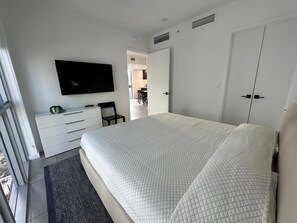 1 chambre, coffre-fort, fer et planche à repasser