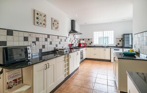 Kylskåp, spishäll och diskmaskin