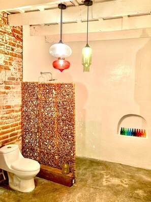 Secador de cabelo, toalhas de banho, sabonete, shampoo