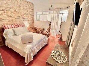 1 quarto, escrivaninha, ferros/tábuas de passar roupa, Wi-Fi de cortesia