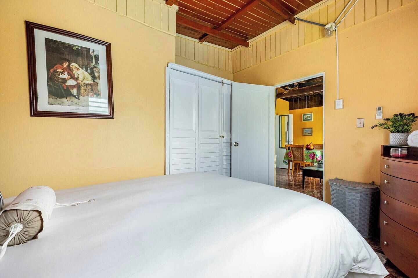 2 bedrooms, desk, travel crib, free WiFi