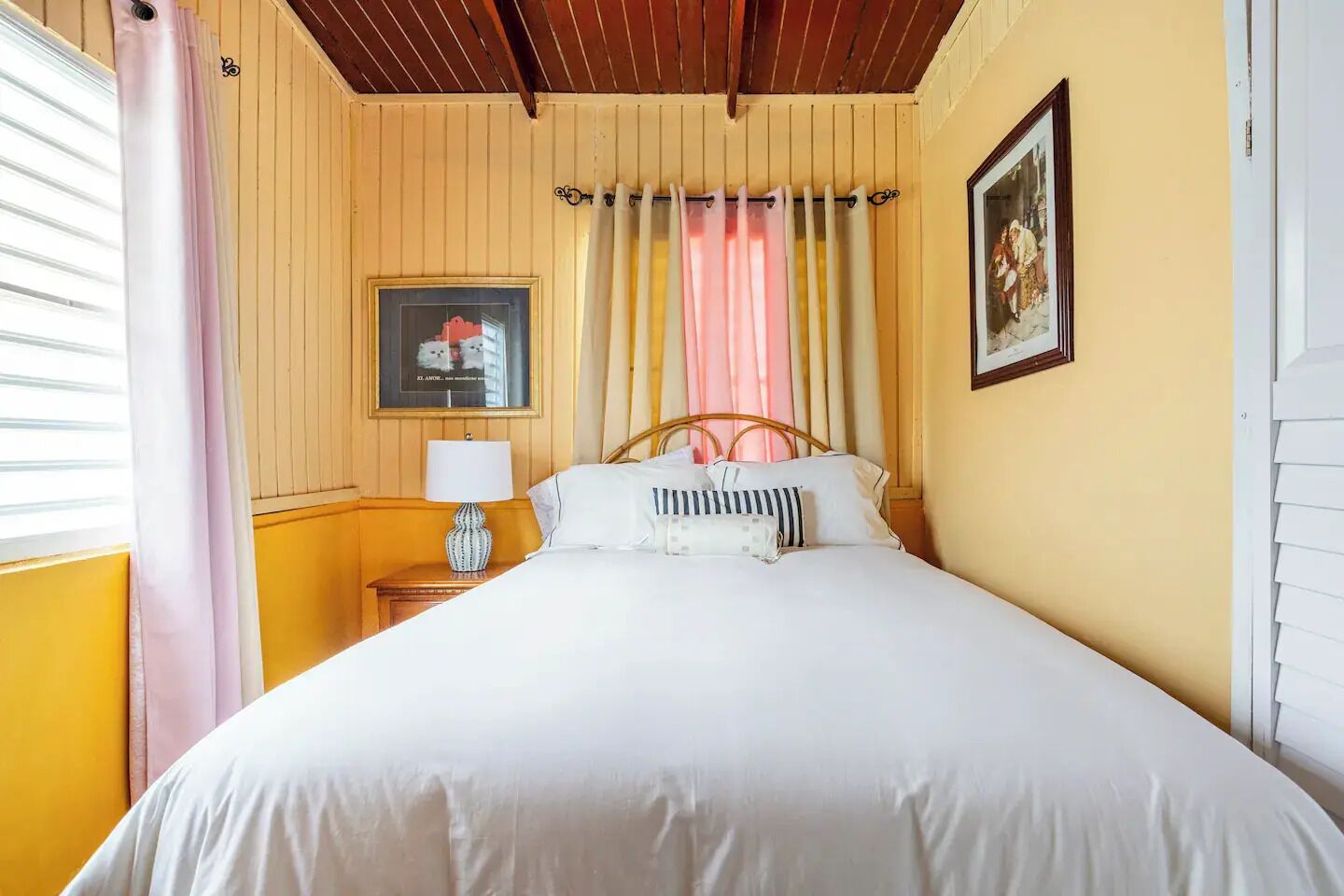 2 soverom, skrivebord, reiseseng for barn og wi-fi (inkludert)