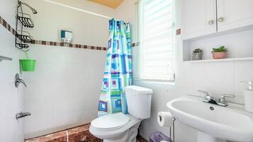 Dusj, hårføner, håndklær og såpe