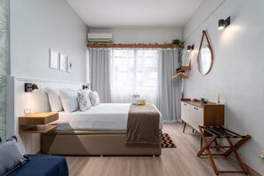 A modern bedroom with a bed, bedside tables, a hanging chair, a wardrobe, and a window with curtains. - 4 Minutes From Copacabana Beach Hg610 (Rio de Janeiro)