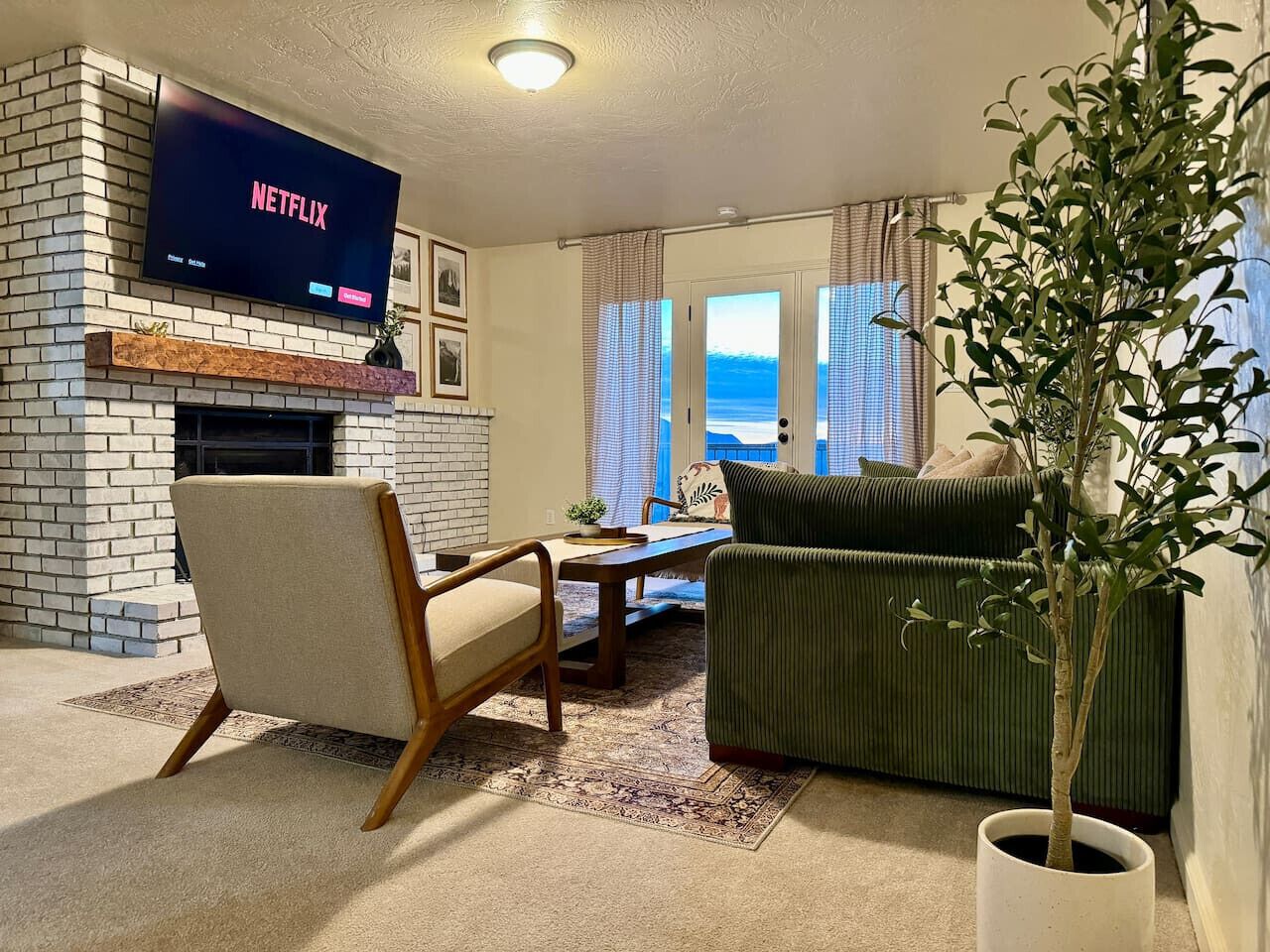 Smart TV, chimenea, futbolito y tenis de mesa 