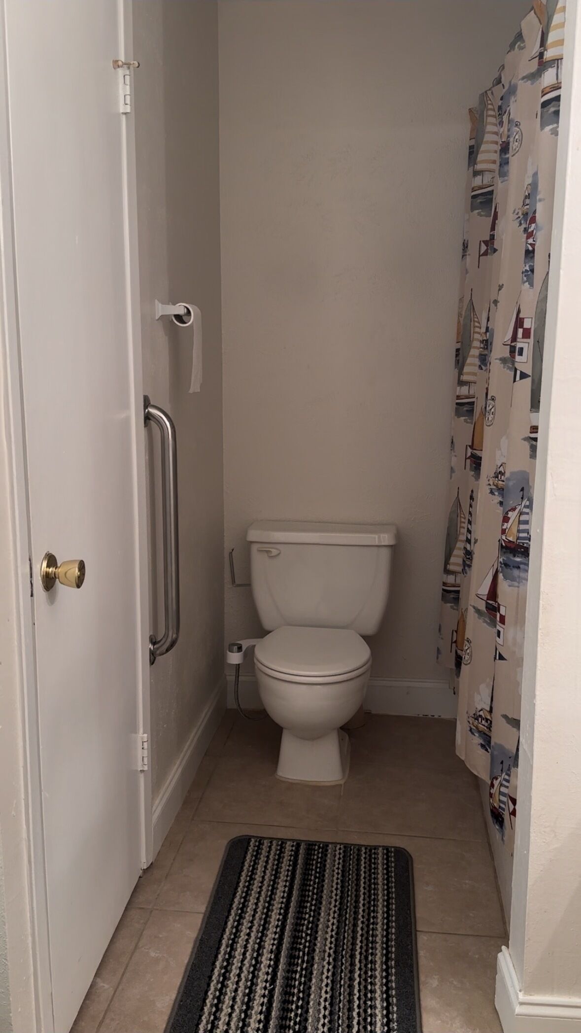 Sèche-cheveux, serviettes fournies, savon, shampoing