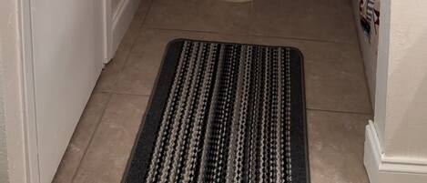 Sèche-cheveux, serviettes fournies, savon, shampoing