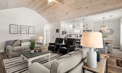 Coastal Retreat Near Golf & Deep Water in Shellman Bluff | Screened Porch