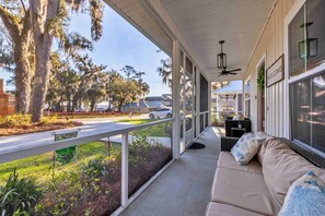 Terrace/patio - Coastal Retreat Near Golf & Deep Water; Screened Porch (Townsend)