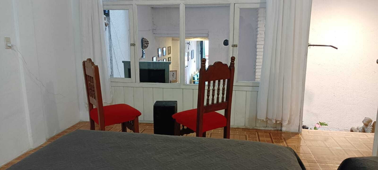 Habitación familiar | Espacio para trabajar con laptop, wifi gratis y ropa de cama 