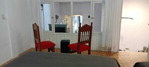 Quarto família | Espaço de trabalho para notebook, Wi-Fi de cortesia, roupa de cama