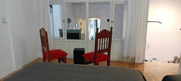 Family Room | Laptop workspace, free WiFi, bed sheets - Ventuarum hotel-home (Valle de Bravo)