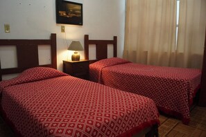 Family Room | Laptop workspace, free WiFi, bed sheets - Ventuarum hotel-home (Valle de Bravo)