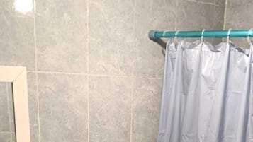 Habitación tradicional | Baño | Amenidades de baño gratuitas