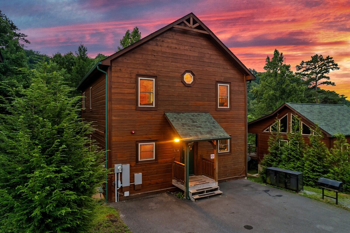 Photo 75 of Dogs allowed:Hot Tub,Pool table, Arcade, Theater Room, Decks. Minutes to GBurg