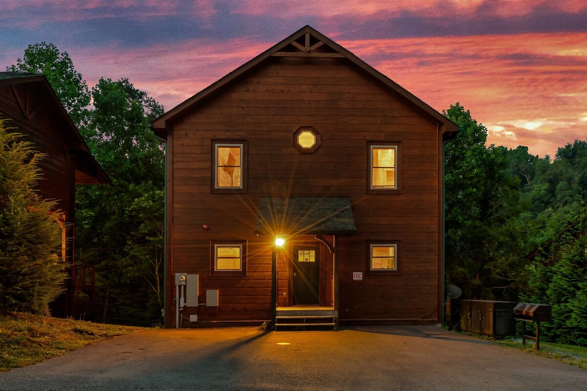 Photo 74 of Dogs allowed:Hot Tub,Pool table, Arcade, Theater Room, Decks. Minutes to GBurg