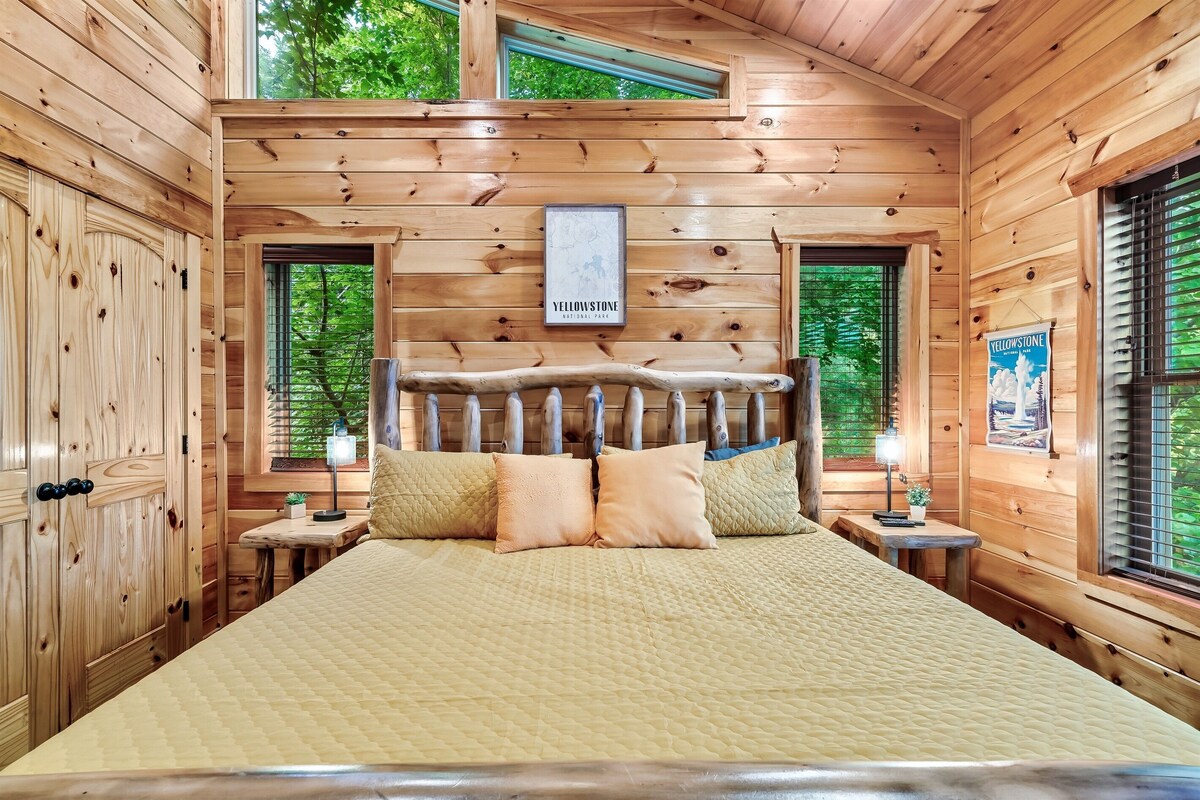 Photo 126 of Dogs allowed:Hot Tub,Pool table, Arcade, Theater Room, Decks. Minutes to GBurg