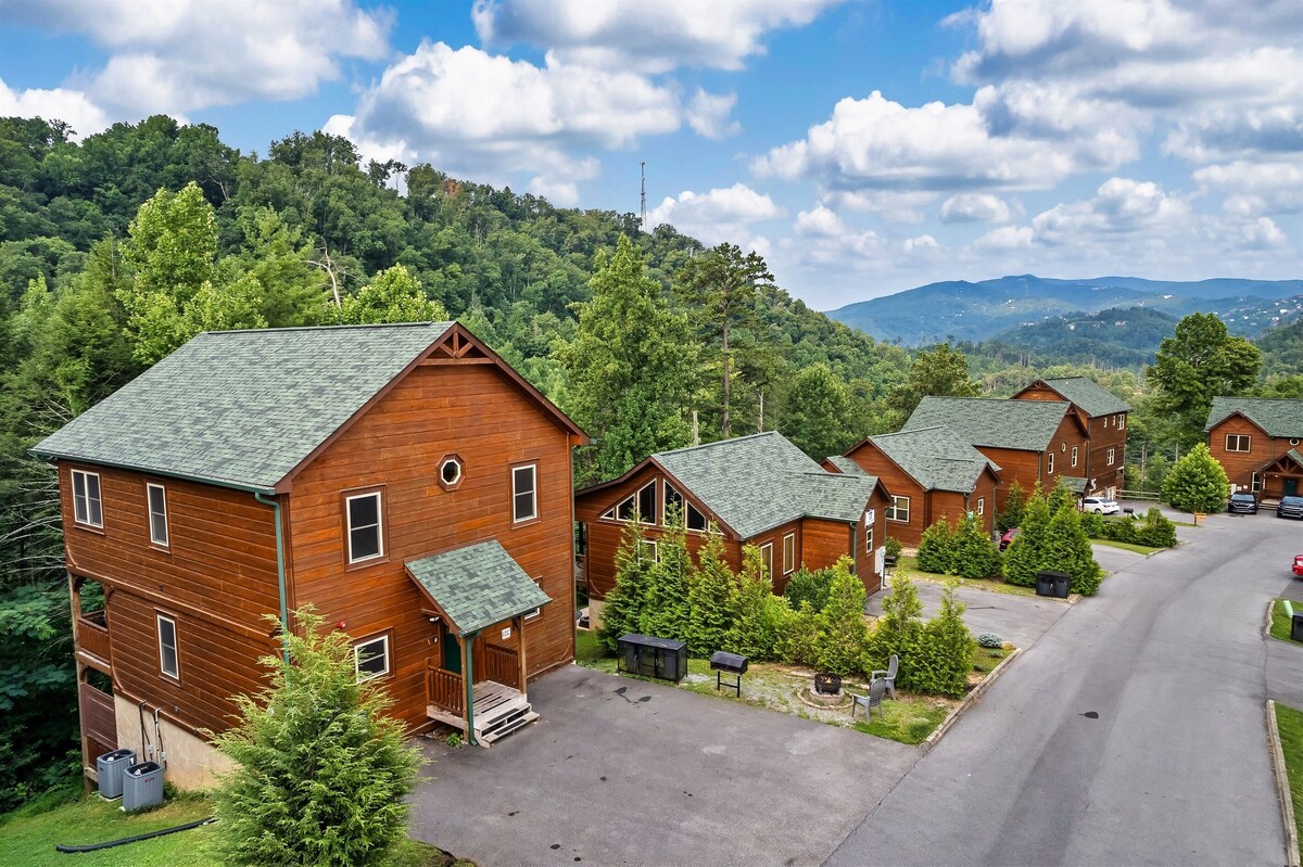 Photo 132 of Dogs allowed:Hot Tub,Pool table, Arcade, Theater Room, Decks. Minutes to GBurg