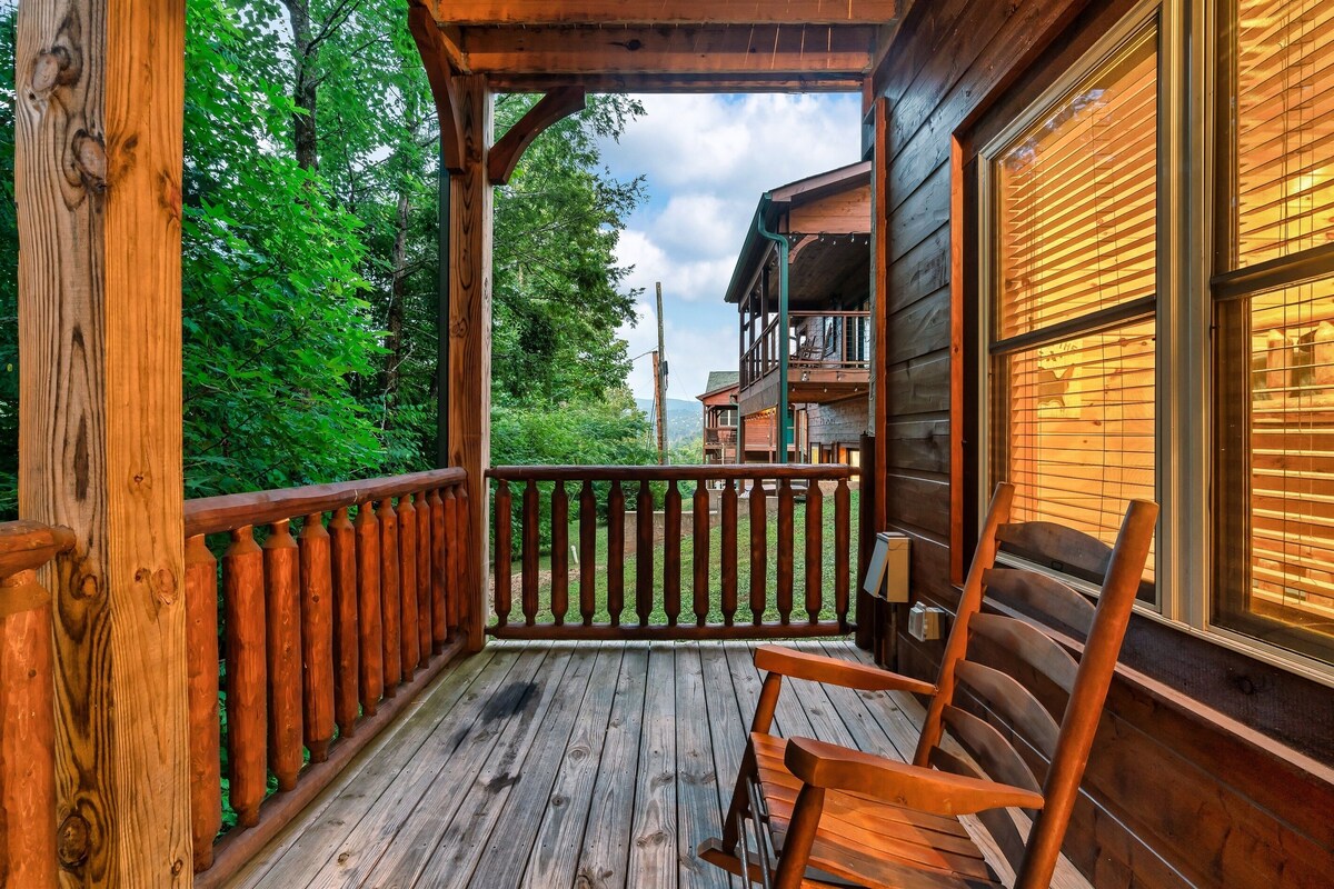 Photo 83 of Dogs allowed:Hot Tub,Pool table, Arcade, Theater Room, Decks. Minutes to GBurg