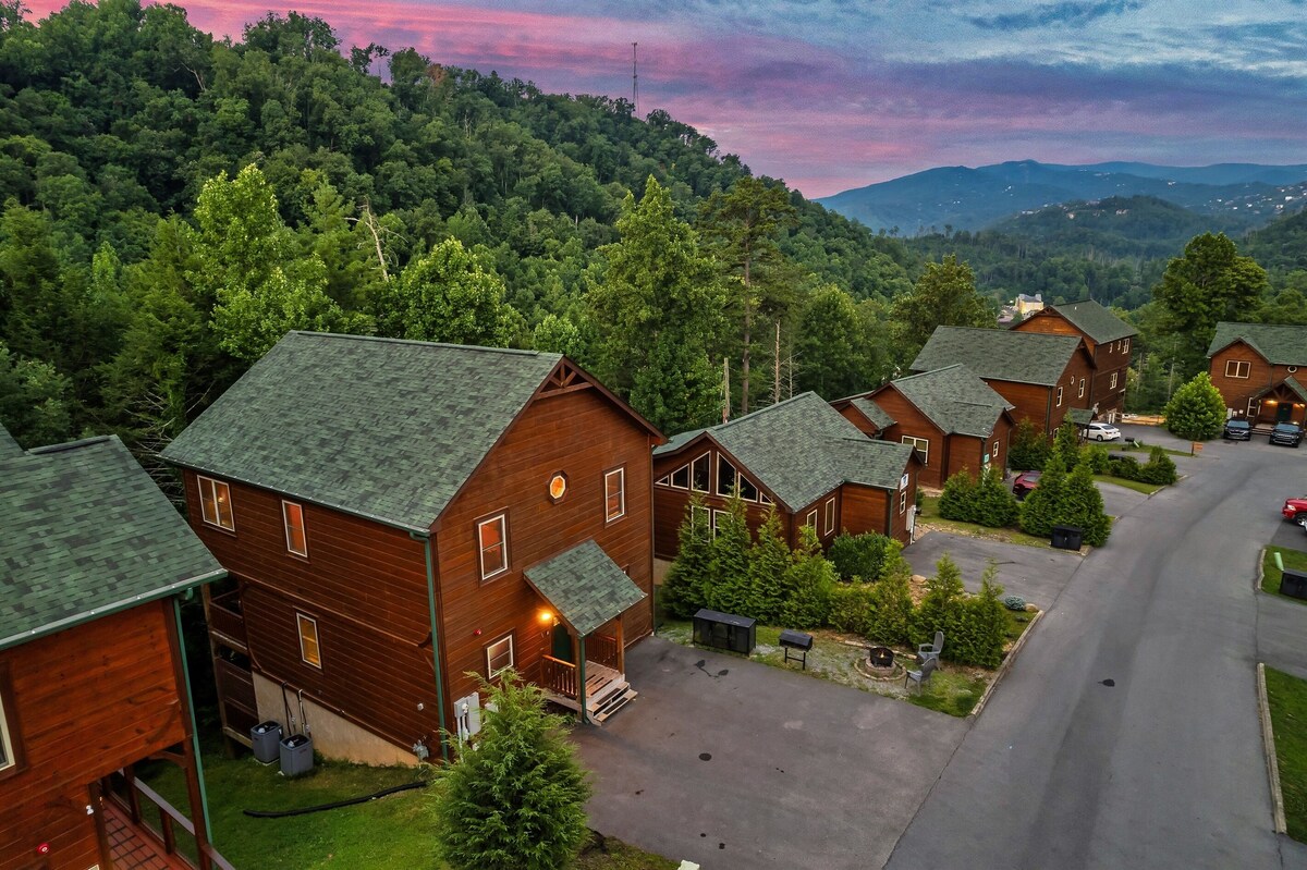 Photo 79 of Dogs allowed:Hot Tub,Pool table, Arcade, Theater Room, Decks. Minutes to GBurg