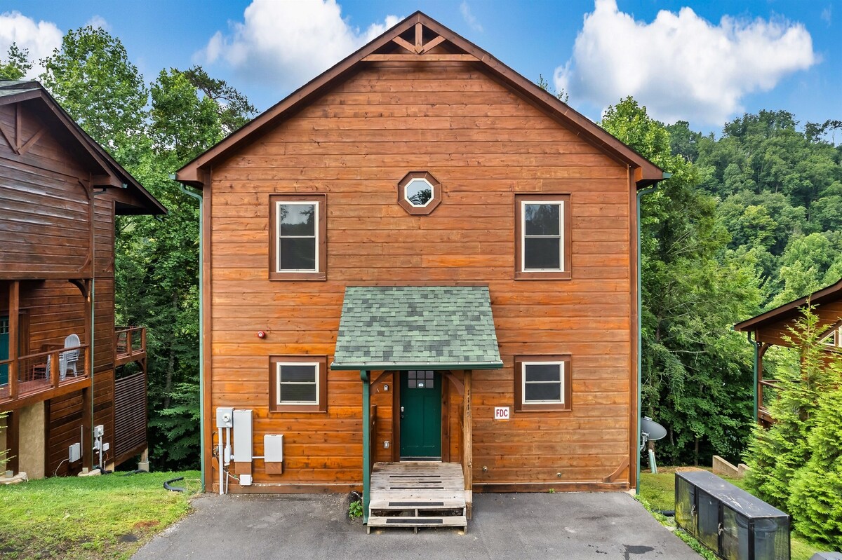 Photo 129 of Dogs allowed:Hot Tub,Pool table, Arcade, Theater Room, Decks. Minutes to GBurg