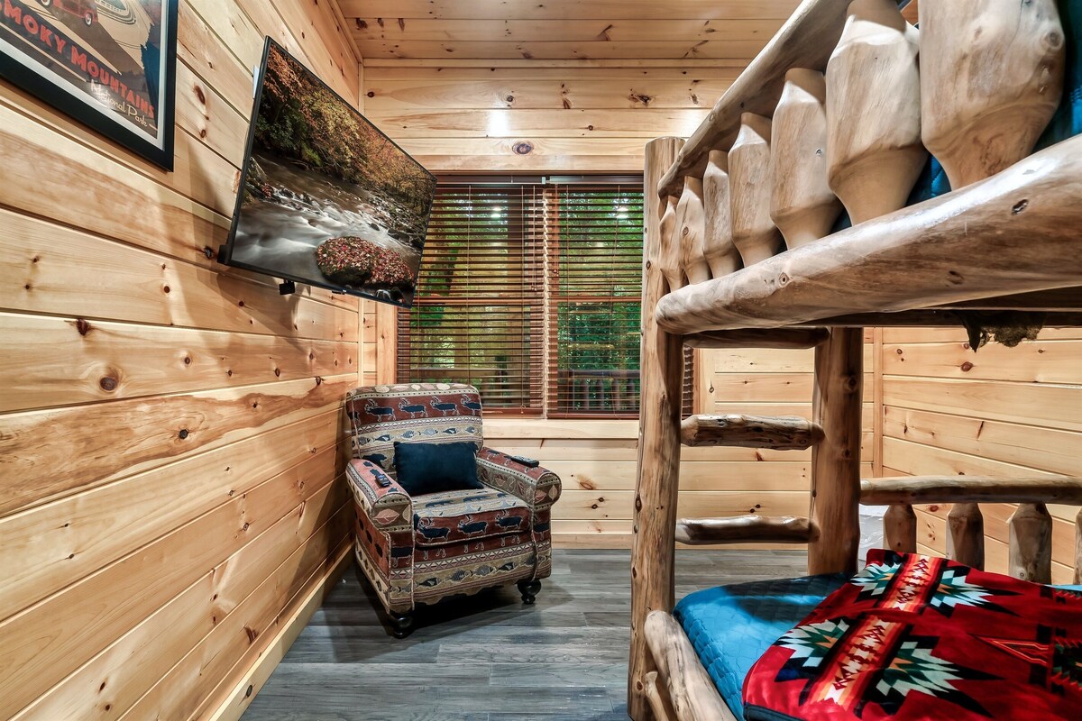 Photo 100 of Dogs allowed:Hot Tub,Pool table, Arcade, Theater Room, Decks. Minutes to GBurg