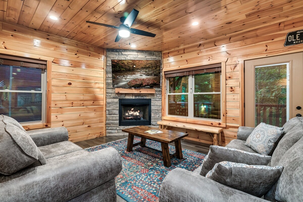 Photo 89 of Dogs allowed:Hot Tub,Pool table, Arcade, Theater Room, Decks. Minutes to GBurg