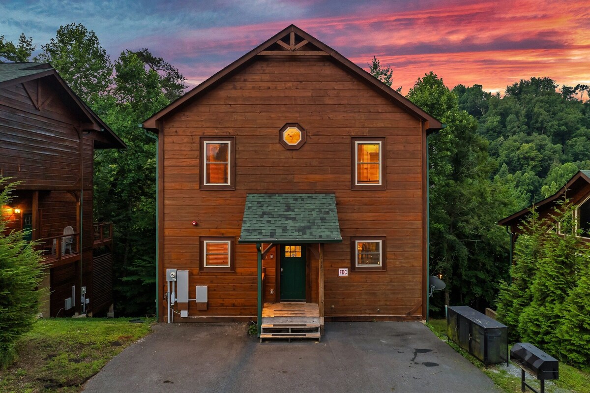 Photo 73 of Dogs allowed:Hot Tub,Pool table, Arcade, Theater Room, Decks. Minutes to GBurg