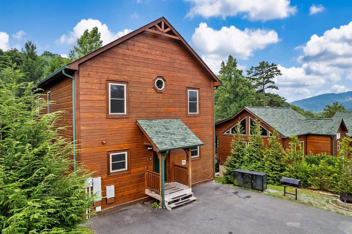 Photo 130 of Dogs allowed:Hot Tub,Pool table, Arcade, Theater Room, Decks. Minutes to GBurg