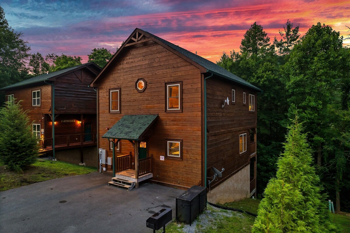 Photo 76 of Dogs allowed:Hot Tub,Pool table, Arcade, Theater Room, Decks. Minutes to GBurg
