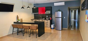 Ψυγείο κανονικού μεγέθους, φούρνος μικροκυμάτων, μαγειρικές εστίες