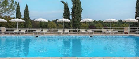 Una piscina al aire libre