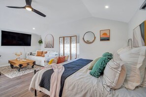 Escritorio, tabla de planchar con plancha, cuna de viaje y wifi gratis