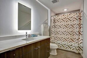 Dusche, Haartrockner, Handtücher