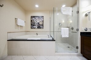 Dusche, Whirlpool, Haartrockner, Handtücher