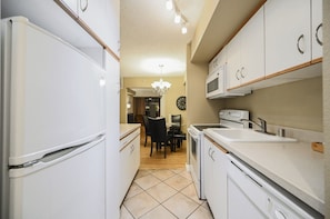 Fridge, microwave, oven, stovetop - SVS: Penthouse 1BD | Floor-to-Ceiling Fountain Views | Jockey Club (Las Vegas)
