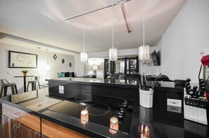 Kühlschrank, Mikrowelle, Herdplatte, Wasserkocher mit Kaffee-/Teezubehör