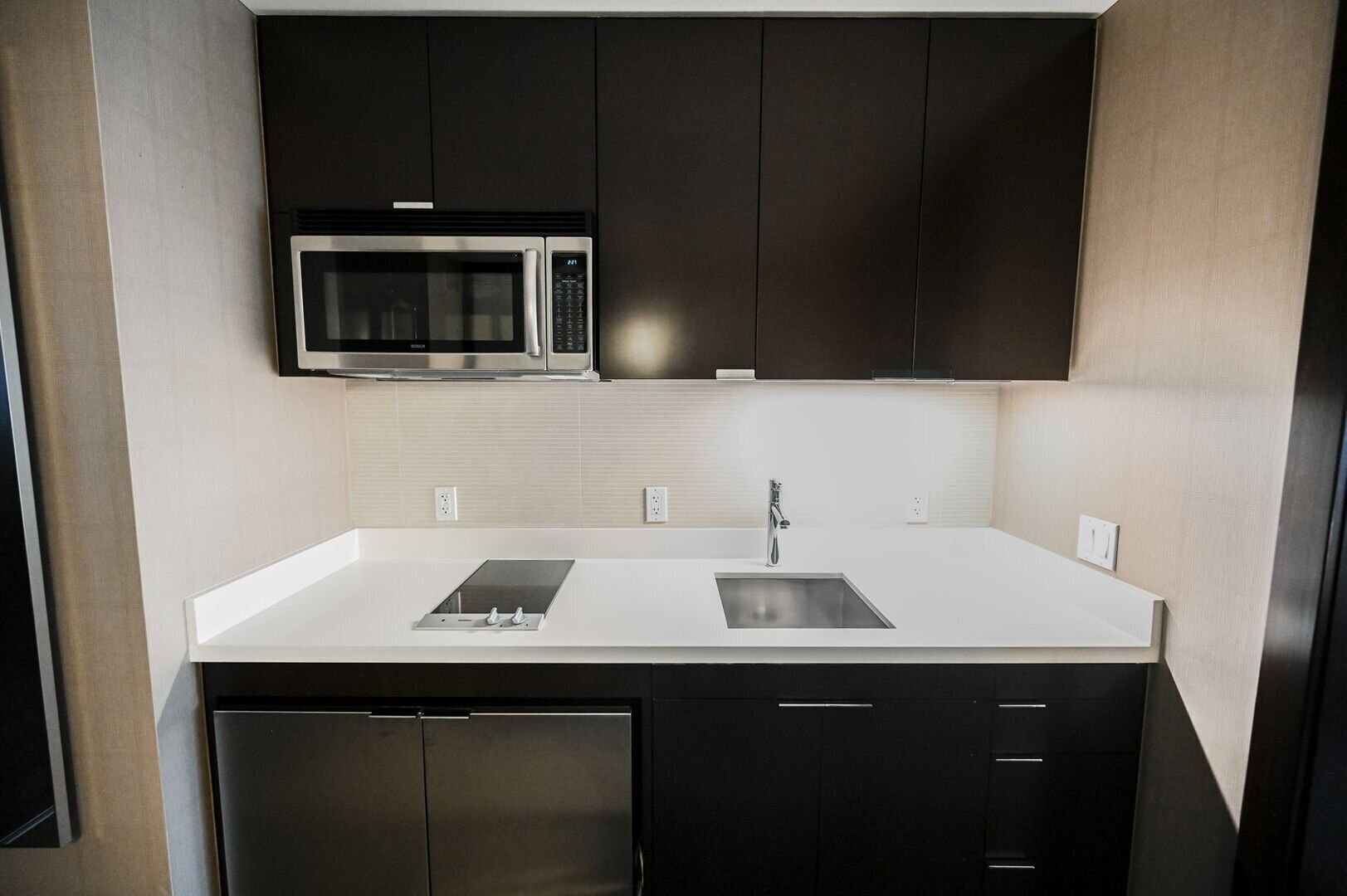 Réfrigérateur, micro-ondes, plaque de cuisson, cafetière/bouilloire