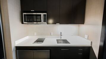 Réfrigérateur, micro-ondes, plaque de cuisson, cafetiÚre/bouilloire