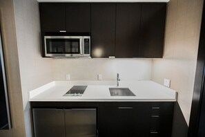 Kjøleskap, mikrobølgeovn, kokeplater og kaffetrakter/tekoker