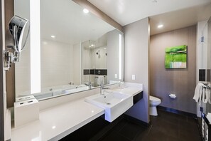 Een douche, een haardroger, handdoeken