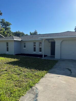 Exterior - Loving home in the heart of it all!!!! Close to everything!!!! (Daytona Beach)