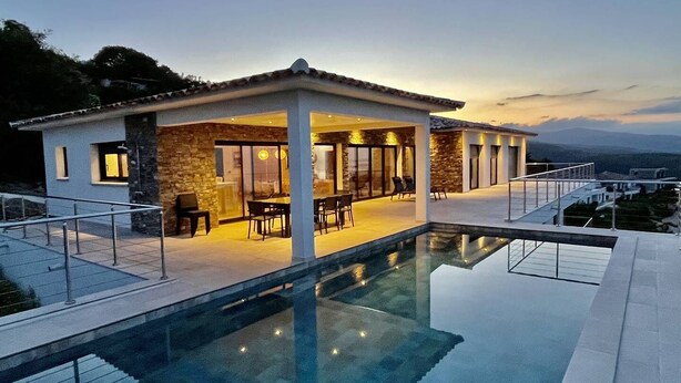 A modern house with a swimming pool, stone walls, and a covered patio area. - LABELLE- PANORAMIC SEA VIEW- PRIVATE POOL- AIR CONDITIONING-WIFI (SARI-SOLENZARA)