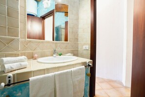 Chuveiro, secador de cabelo, bidê, toalhas de banho