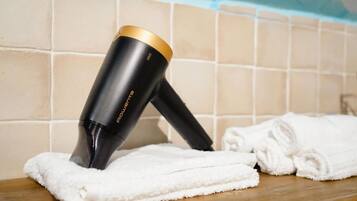Dusche, Haartrockner, Bidet, Handtücher